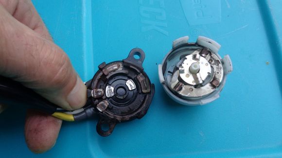 Inner switch, and why it would fail if the key wiggled. You can see the wear, dirt, and worn down copper contacts on the right hand piece.