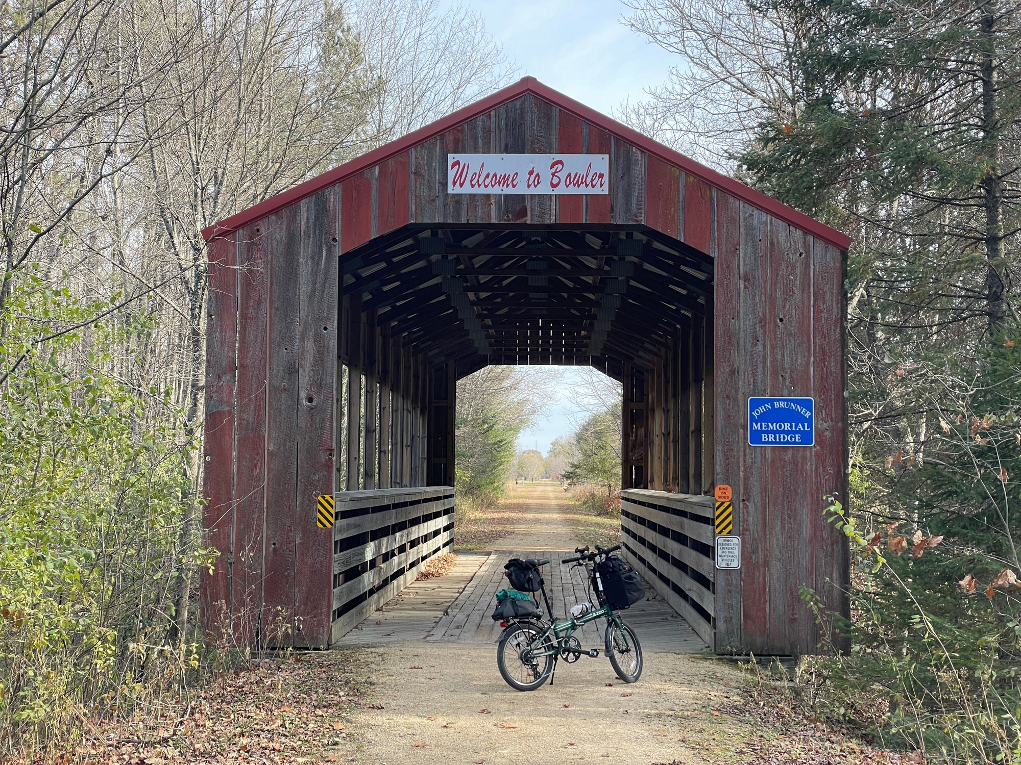 A covered bridge. Only the fa�ade and roof are wood, they’re built over a regular steel bridge. Probably with the aim to stand up to snowmobile use.