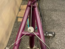 Neat cable routing; rear der and rear brake along top tube, front der along down tube, under BB shell 