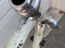 Note the wrinkled paint near the rear of the top head tube lug. Unusual spot to see that, usually it’ll be on the bottom from a crash but all appears straight to me. 