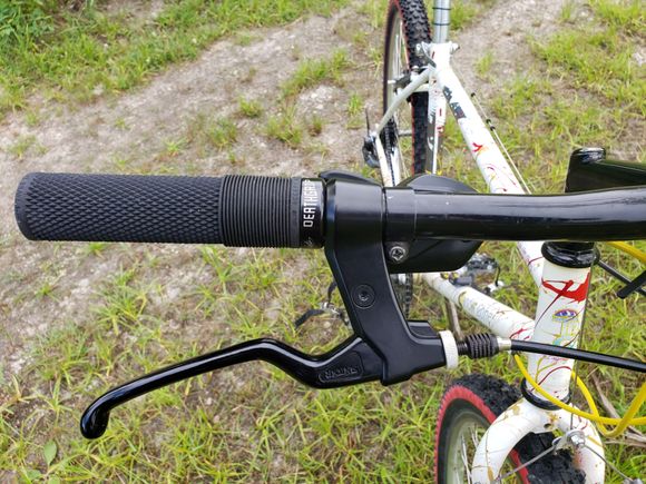 Suntour XCD moto-style levers