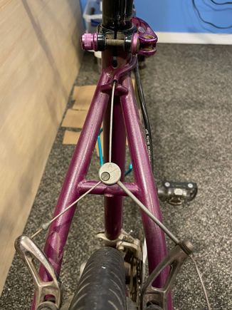 Neat cable routing; rear der and rear brake along top tube, front der along down tube, under BB shell 