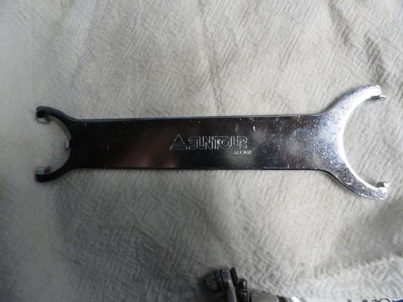 Suntour tool  no numbers on it other than the brand.  Generally difficult to find, since production stopped by 1990's .   
