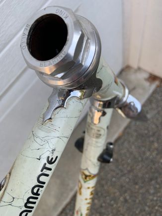 Note the wrinkled paint near the rear of the top head tube lug. Unusual spot to see that, usually it’ll be on the bottom from a crash but all appears straight to me. 