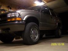 3 inch body, 2 inch shackles, 31's.