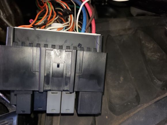 The BRB. The bracket engages the center-slot. Note that the BRB in this picture is upside down.