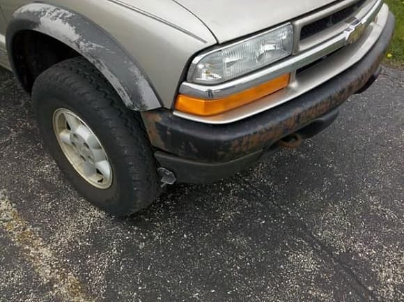 Close up of the missing flare and rusted bumper.
