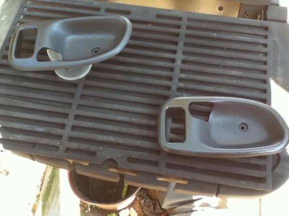 Door handle pods were also blue, now black as well