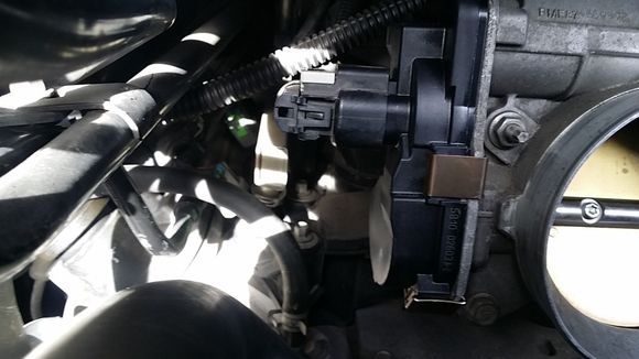 The wiring plug and harness looked fine and were well secured.  The unit itself is held on by press clips going around the perimeter. 