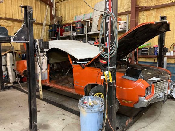 Top slid forward and rear lifted up to get tack strip bow clear of body.