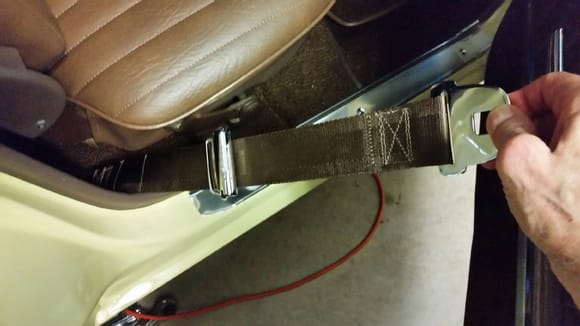 Rear seat belt retractor