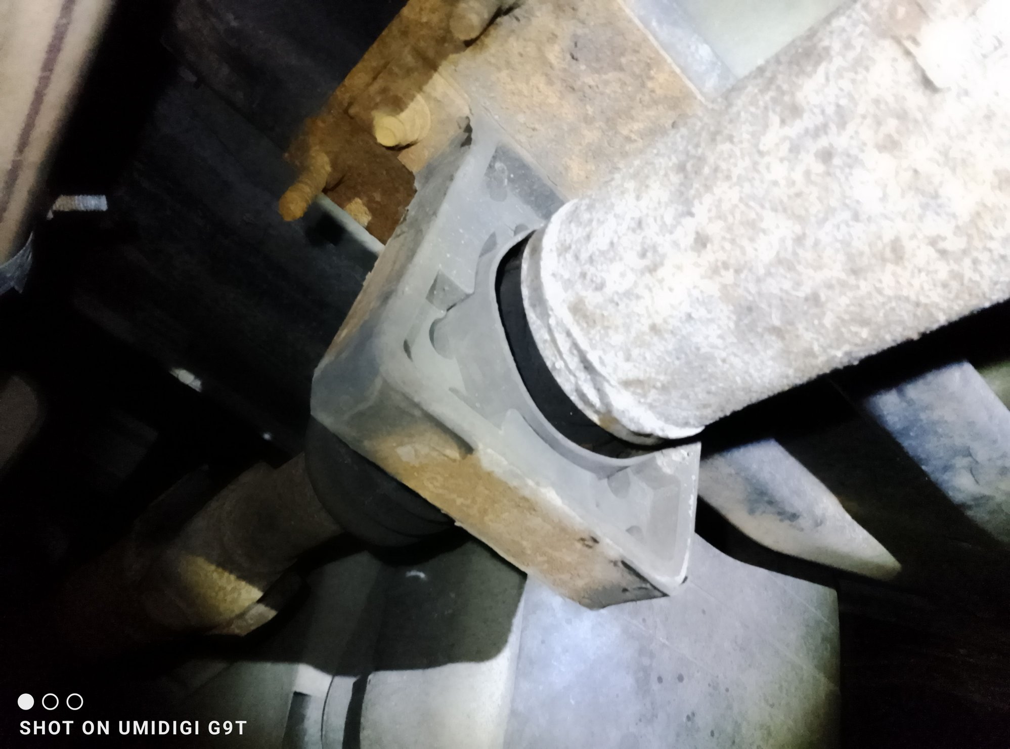 Here is the carrier bearing. In all the videos and in my service manual there is a bracket between the bearing and the body. Here there is not. 