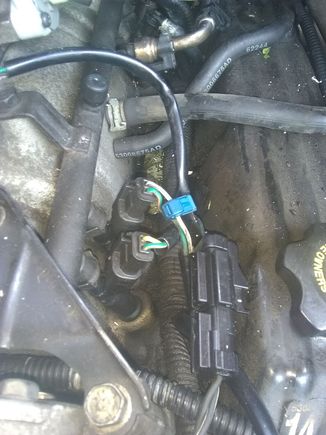 This fuel injector has the same blue splice attachment but no wire connected