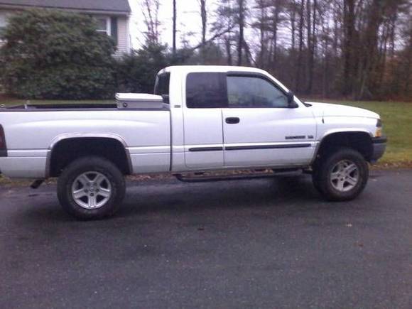 tn[1] The only thing that i did to this truck was installed 2 1/2" HELL BENT STEEL leveling kit.. rolling on 2005 dodge ram 17" rims tires are 285/70/17