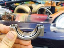 If you look closely, the bearing isn't sitting tight in the rod cap. It has shrinked a lot! The new bearing sits really tight like supposed to