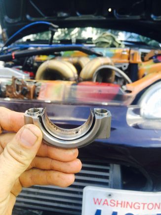 If you look closely, the bearing isn't sitting tight in the rod cap. It has shrinked a lot! The new bearing sits really tight like supposed to