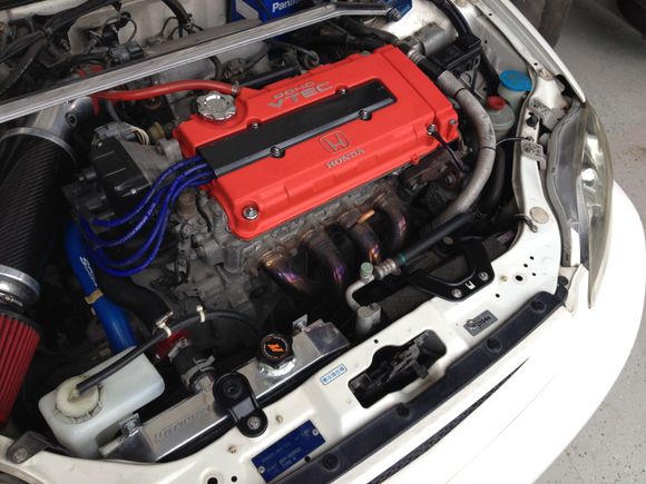so i cleaned the bay up quick the best i could with what I had till I got home. I painted my rad/a/c brackets black. changed out a lot of bolts to stainless.