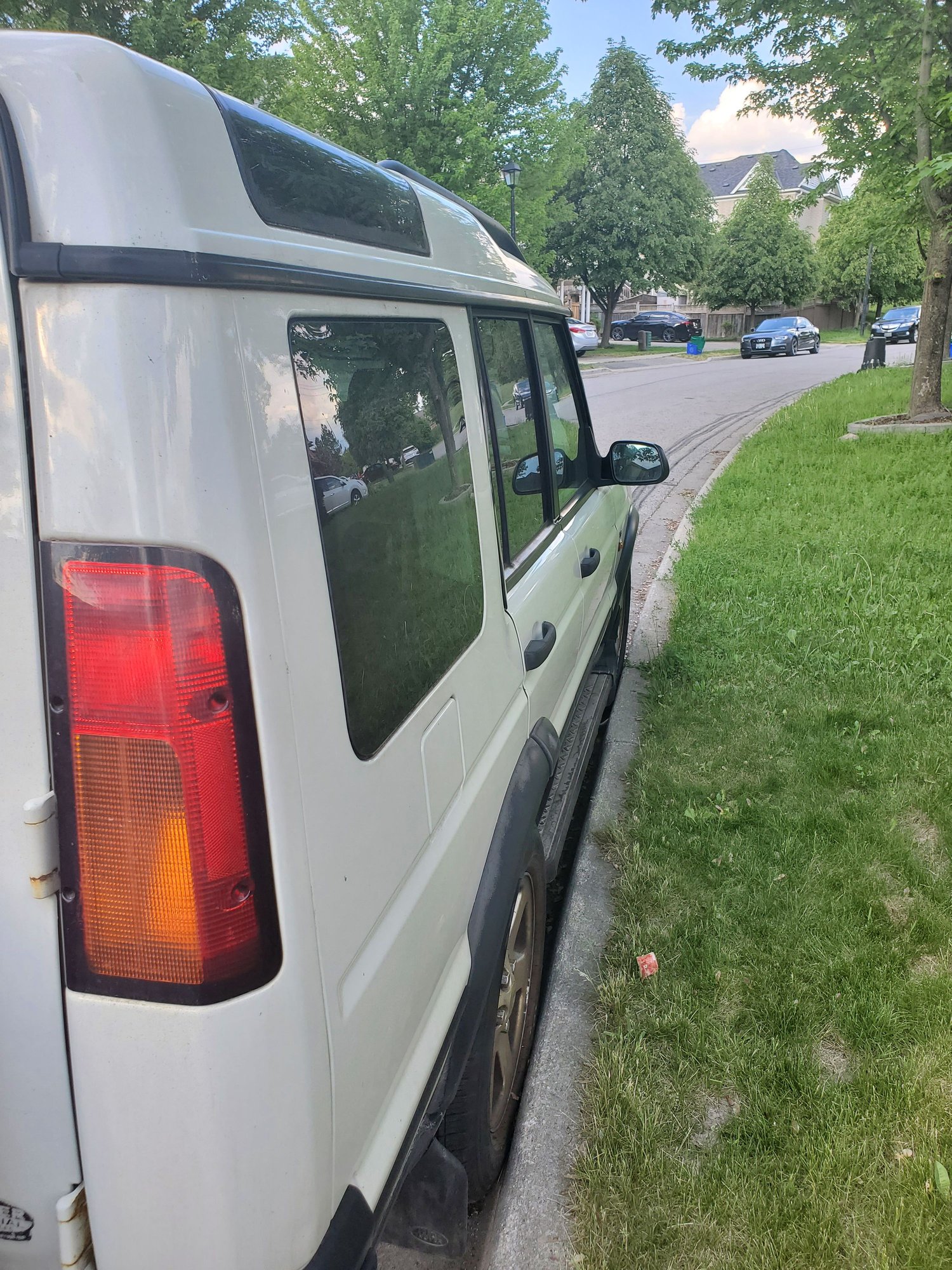 2004 Land Rover Discovery - 2004 Land Rover Discovery Series II - Used - VIN SALTY194X4A854908 - 276,399 Miles - 8 cyl - 4WD - Automatic - SUV - White - Newmarket, ON L3X 2Z, Canada