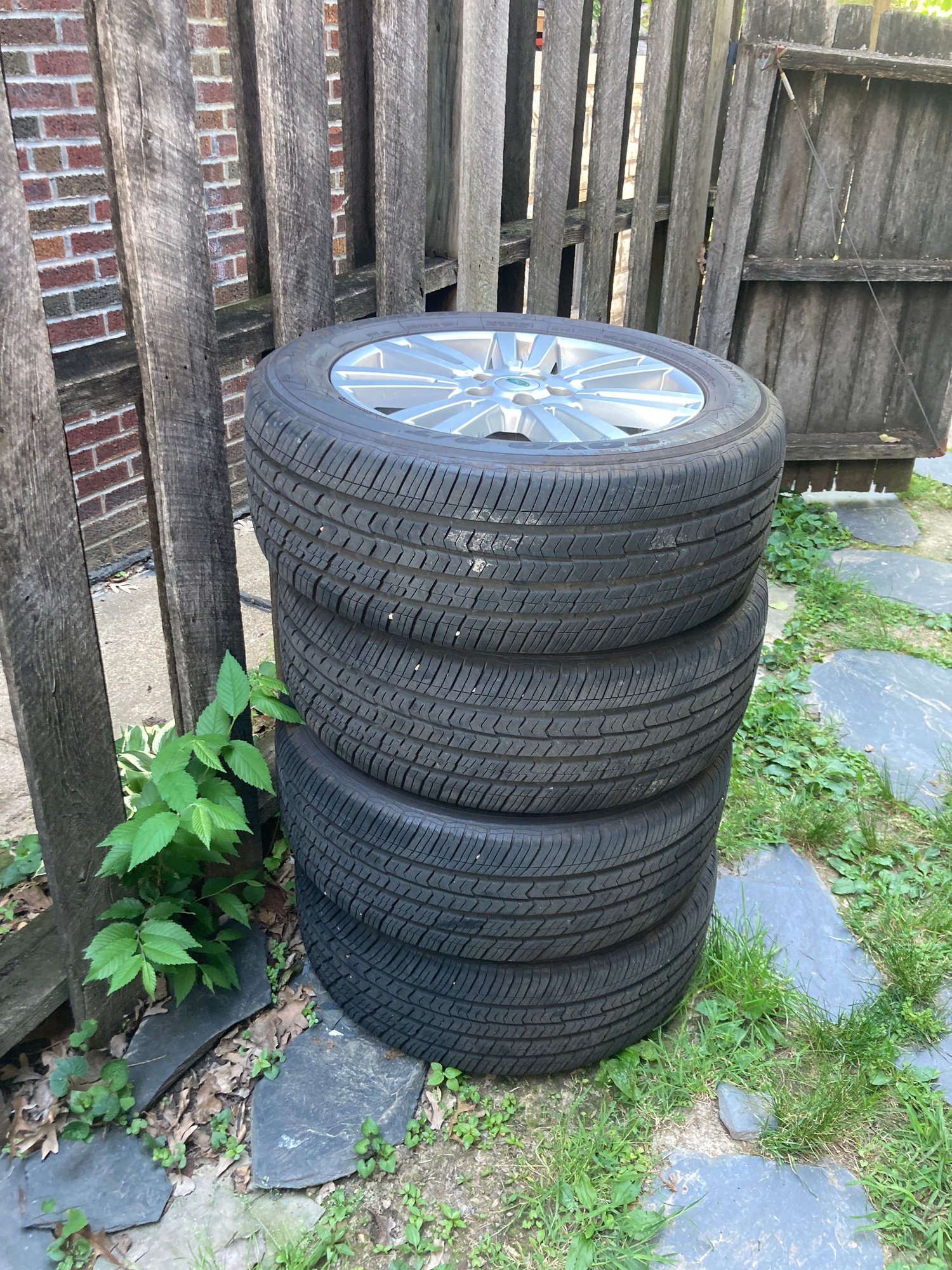 Wheels and Tires/Axles - LR4 Wheels and Like New Tires - Used - 2006 to 2016 Land Rover LR4 - St. Louis, MO 63117, United States