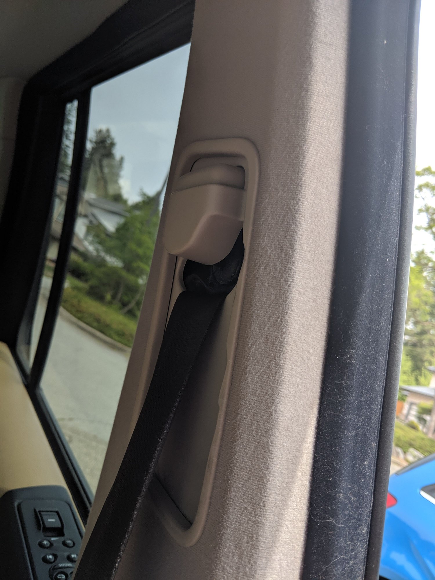 Driver Seat belt pillar removal/open, seat belt is stuck Land Rover
