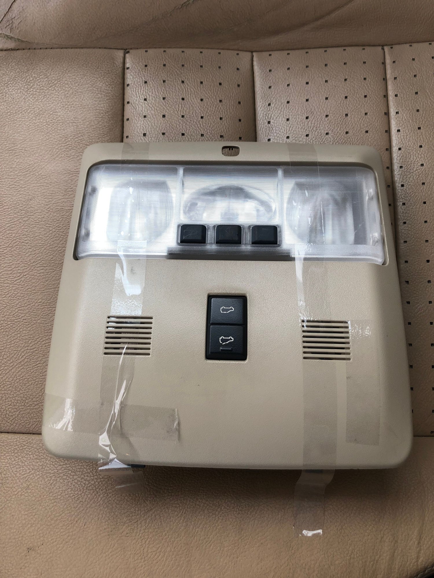 Lights - Front overhead dome light console for a 2008 LR3 - Used - 2007 to 2009 Land Rover LR3 - Muscat, Oman