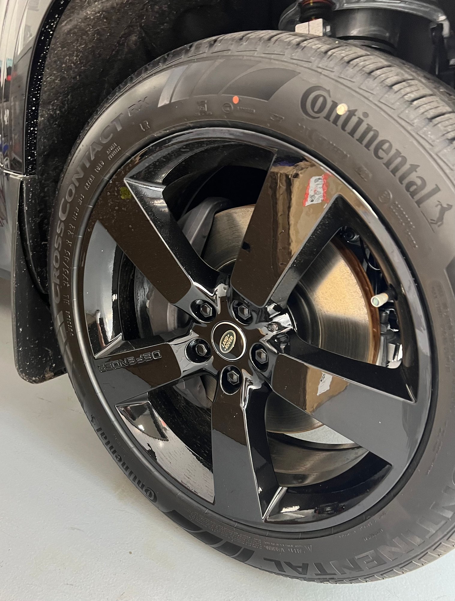 Wheels and Tires/Axles - Land Rover Defender Factory OEM 22" set 5 Gloss Wheels, Tires, carbon fiber interior - New - 2020 to 2024 Land Rover Defender 110 - Boca Raton, FL 33496, United States