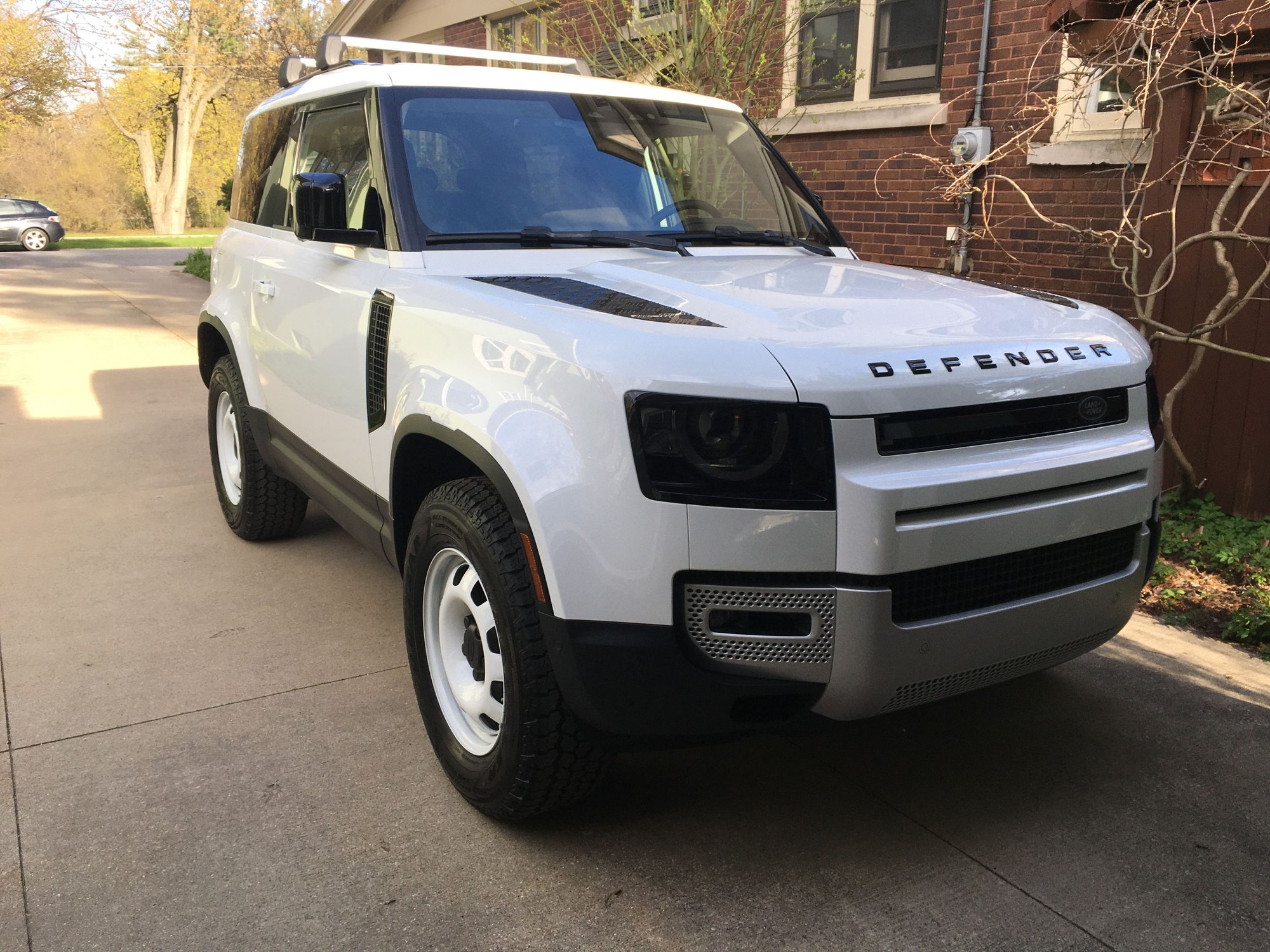 2021 Land Rover Defender - 2021 Land Rover Defender 90 Base Model for Sale - Used - VIN SALEK6RX4M2050678 - 14,500 Miles - 4 cyl - AWD - Automatic - SUV - White - Grand Rapids, MI 49506, United States