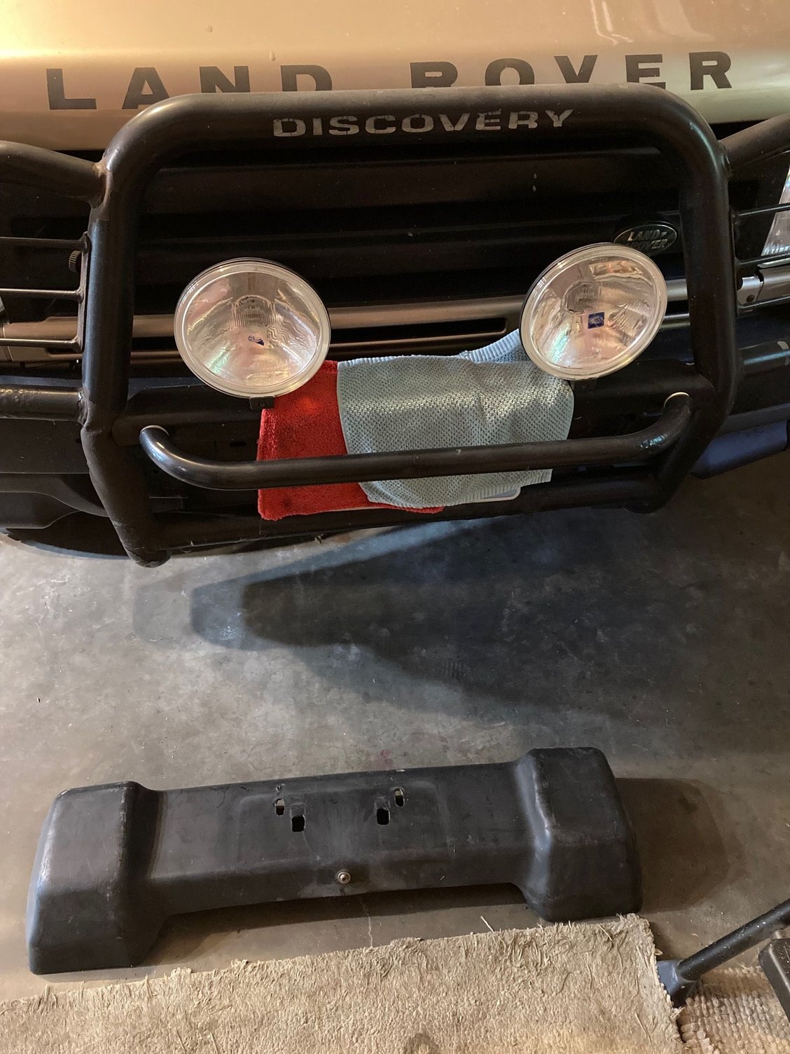 Discovery 1 front bumper center trim