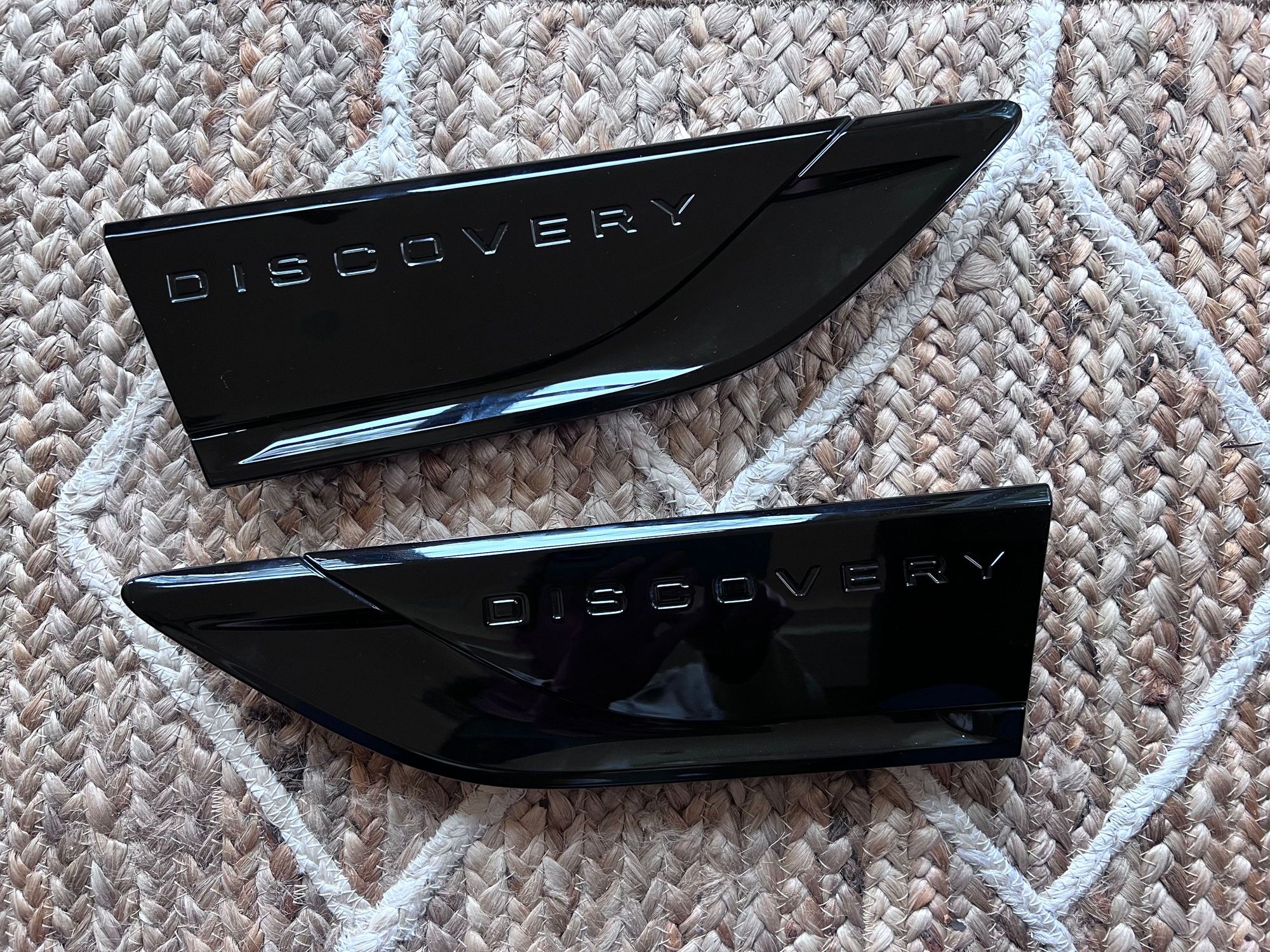 Exterior Body Parts - OEM Gloss Black Side Vents - look new! - Used - 2017 to 2021 Land Rover Discovery - Virginia Beach, VA 23456, United States