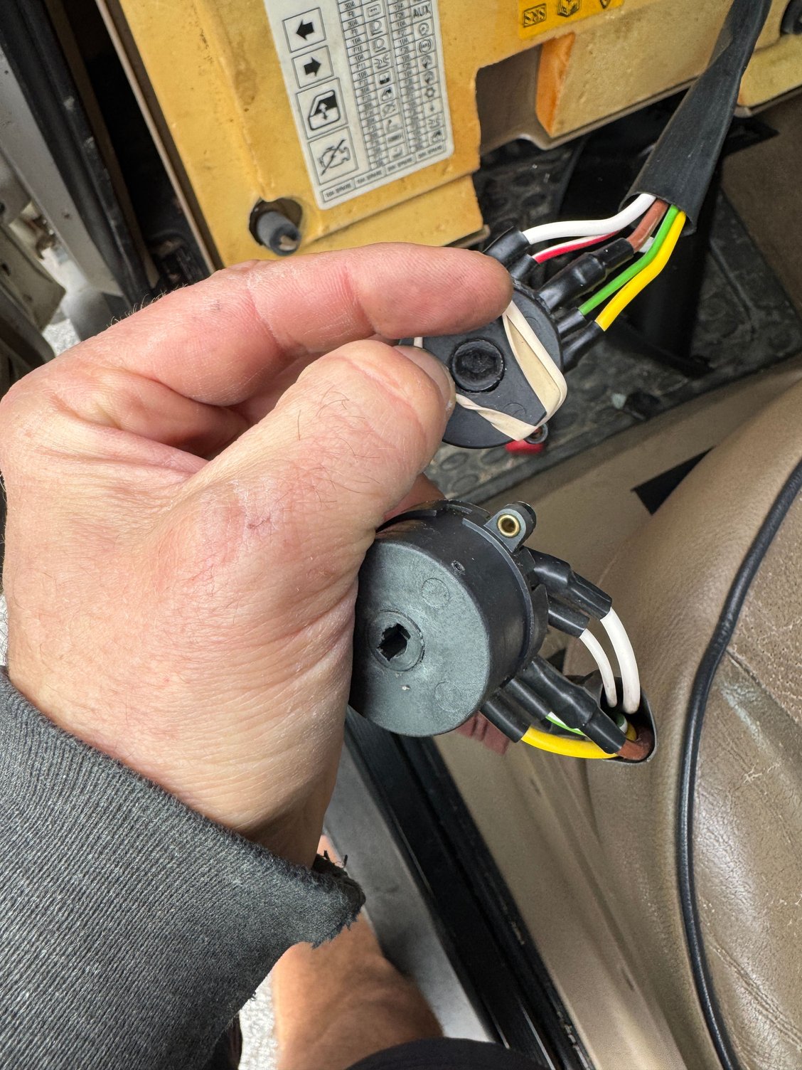 Junkyard switch on top, my existing switch on the bottom. That recess receives a lug that the key is mechanically turning. Wild how much more worn out the junkyard switch is in this regard.