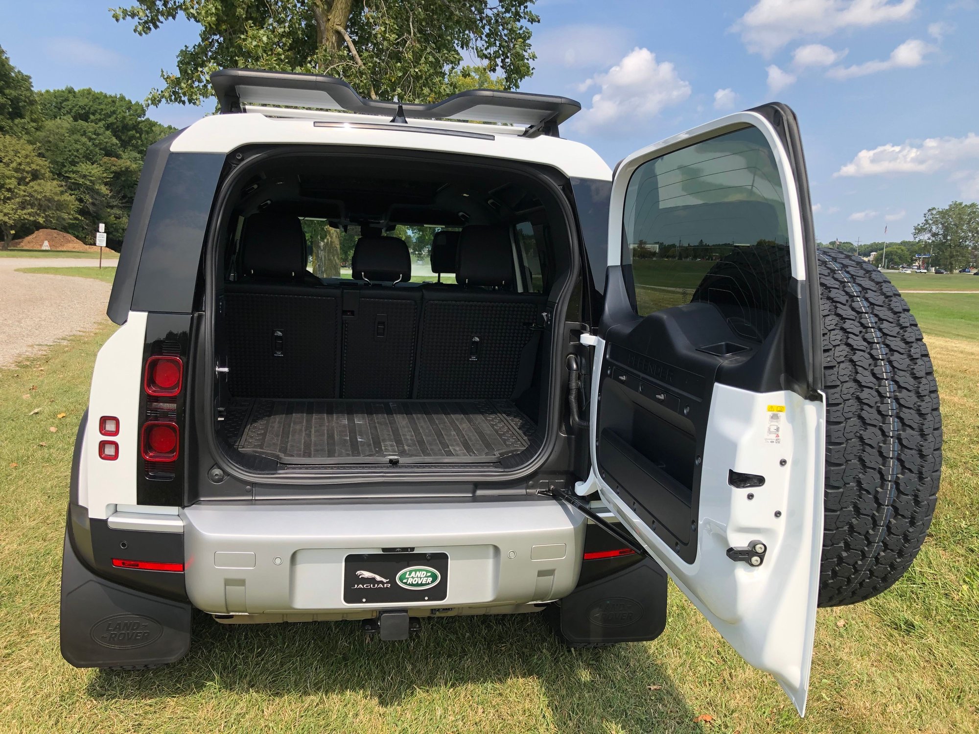 2023 Land Rover Defender - 2023 Land Rover Defender 30th anniversary for sale! - Used - VIN salej7ex3p2113336 - 14,500 Miles - 4 cyl - 4WD - Automatic - SUV - White - Rochester Hills, MI 48309, United States