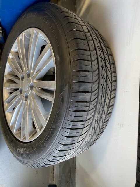Wheels and Tires/Axles - 2018 Land Rover Discovery 20 Inch OEM wheels & Tires - $1,250 - Used - 2017 to 2021 Land Rover Discovery - Chicagoland, IL 60148, United States