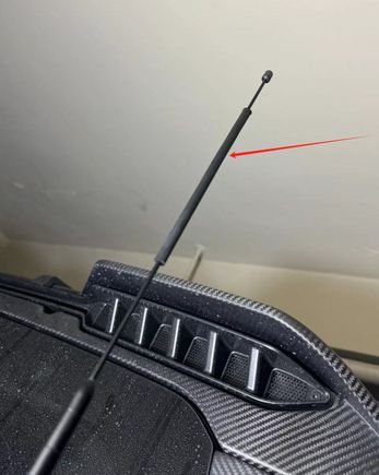 I installed foam sponge on the antenna to prevent it from bouncing back and hitting the rear wing of the car.