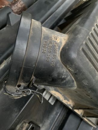 Crack in air filter box clip - this is the one and only clip as the other is broken off 