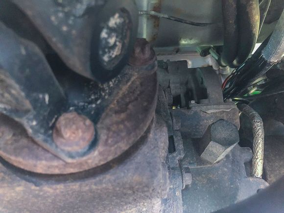 Looking upwards from below and towards the back of the truck. The actuator is not easy to fully view when installed.