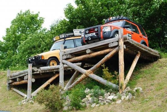 A Camel Trophy Disco and a G4 LR3 (Disco 3 over there)