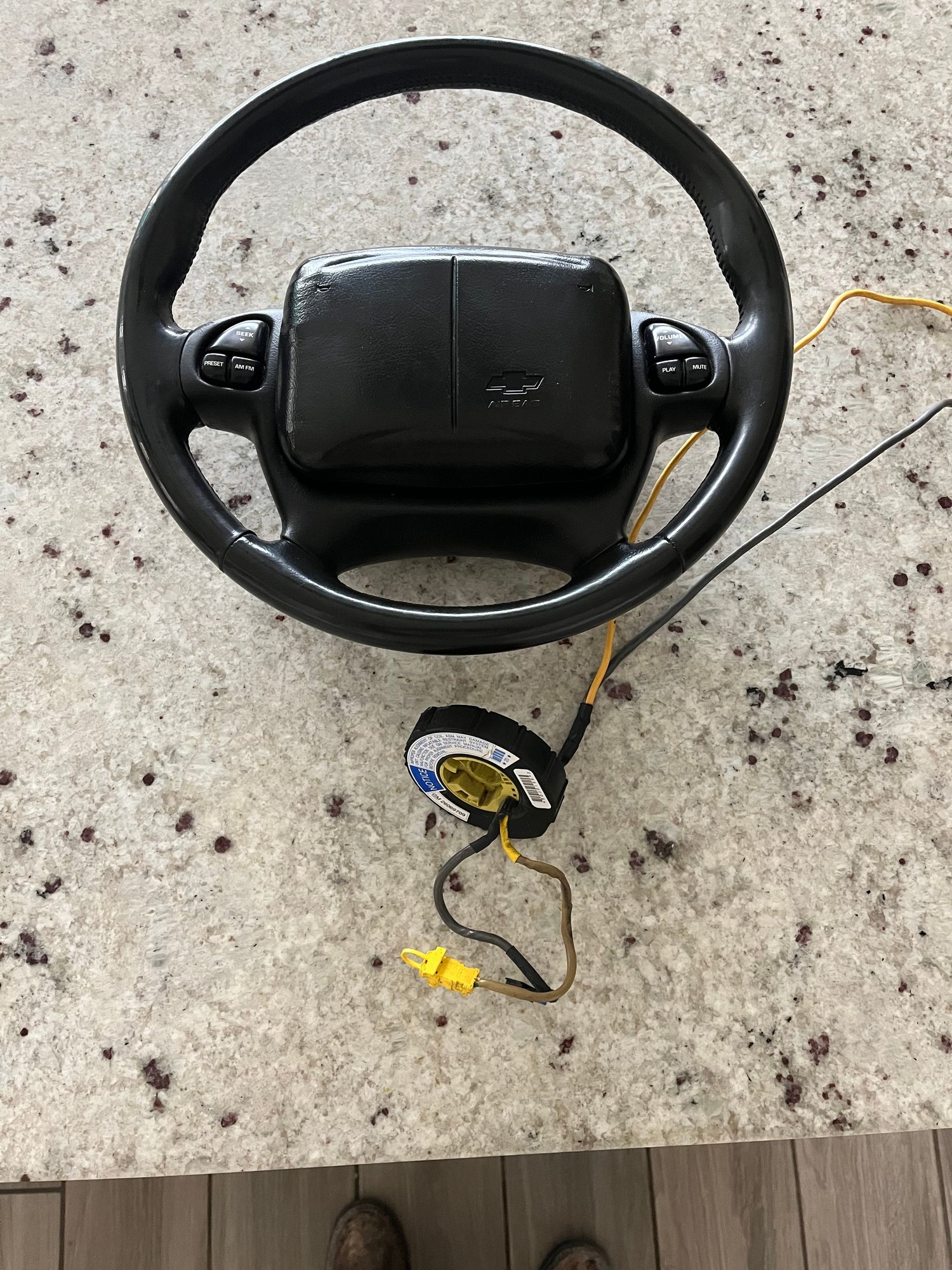 Interior/Upholstery - 00-02 camaro ebony steering wheel with center and clockspring - Used - 0  All Models - Las Vegas, NV 89166, United States