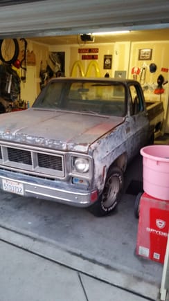 This is the short bed '73 c10 fleetside it came with a granny gear 4spd and 6cyl, i had it swapped and running within a week, it was very similar to my '68 c10 swap wise , so basically a walk in the park......the bed ls from '86 so its pretty much tits, and i ordered new fenders, hood, and doors so when i paint it i should have no issues,  did the same with my nova hence the '71 front end....but i painted it in that there very same garage myself. ....