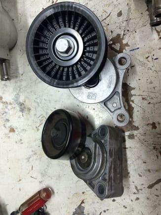 LS1 tensioner on left. Note that the ribbed pulley shown on the L99 tensioner (right) is included in the sale. The smooth pulley is not included.
