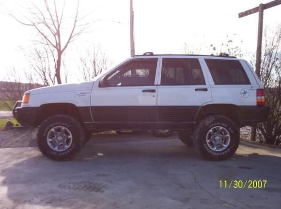 Gotta love when camera date is wrong. Lifted Grand Cherokee ZJ on 33x12.50's and plenty of other suspension parts