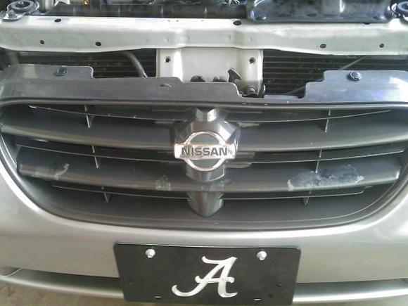 Grille before being repainted. Notice the jacked up paint and half-arse touch up job.