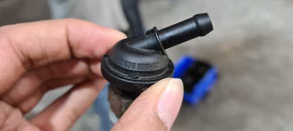 Crankcase vent hose Valve. Hose itself needs replacing. Part NO 11157632333