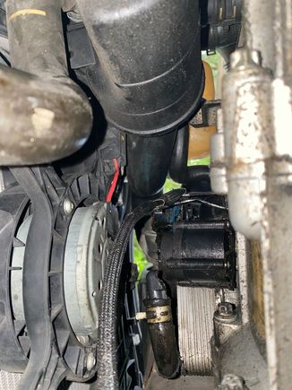 hose looks like it should attach to the black part