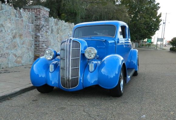 Sitting outside of Graceland waiting for the King.