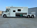 19 Showhauler Toterhome  