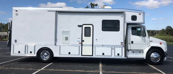 2001 Freightliner United 1410 Garage Unit for Sale $74,990
