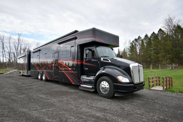 2018 Showhauler 45’ Tandem Axle Motorcoach