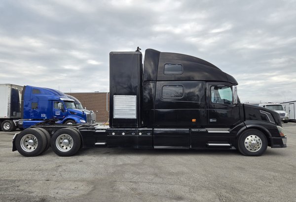 2006 Volvo VNL Tractor with ONBOARD GENERATOR  for Sale $59,999 
