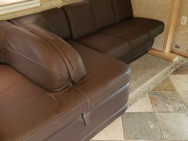 2011 SHOWHAULER BUNKS