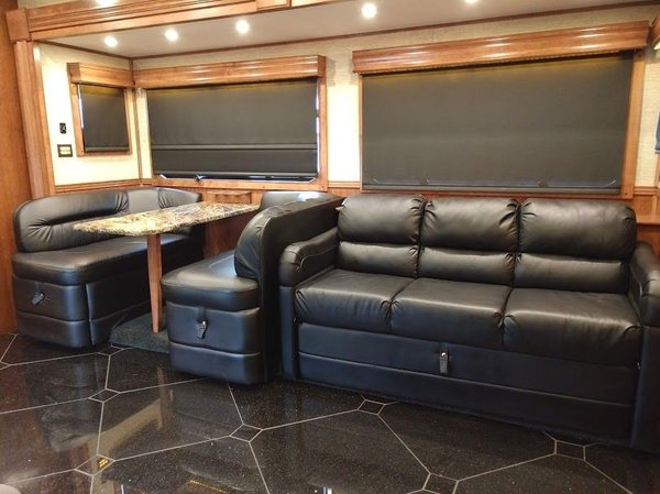 2016 Showhauler 45' 3-Slides Motorhome/Toterhome Peterbilt C